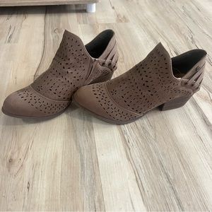 Daisy Fuentes Booties, Ankle Boot, Light Brown, Small Heel, 8
